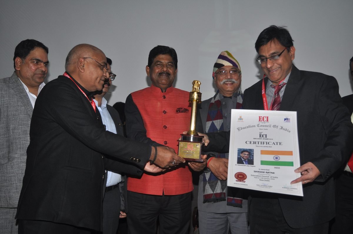 Dr. V J Nagesh receiving the Shiksha Ratna award from the Education Council of India