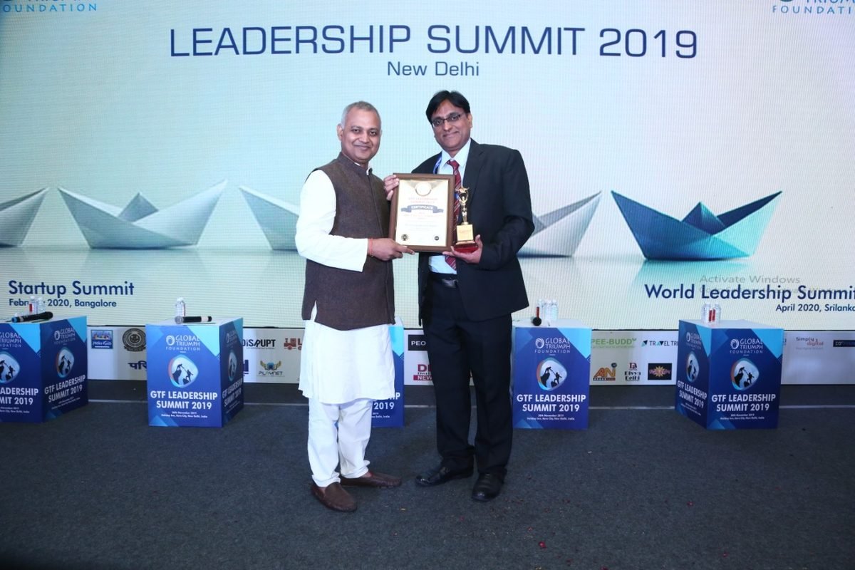 Dr. V J Nagesh receiving an award at the GTF Leadership Summit 2019 in New Delhi